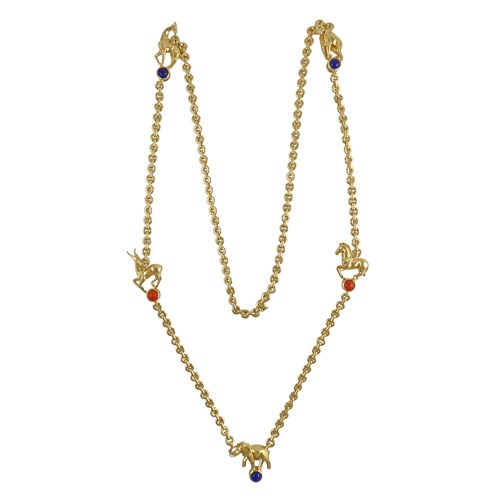 18ct gold long chain necklace with Art Deco style animals motifs by Cartier, London 1970, spaced by a gorilla, giraffe, zebra/horse, gazelle and an elephant with lapis lazuli or corallium rubrum detail,